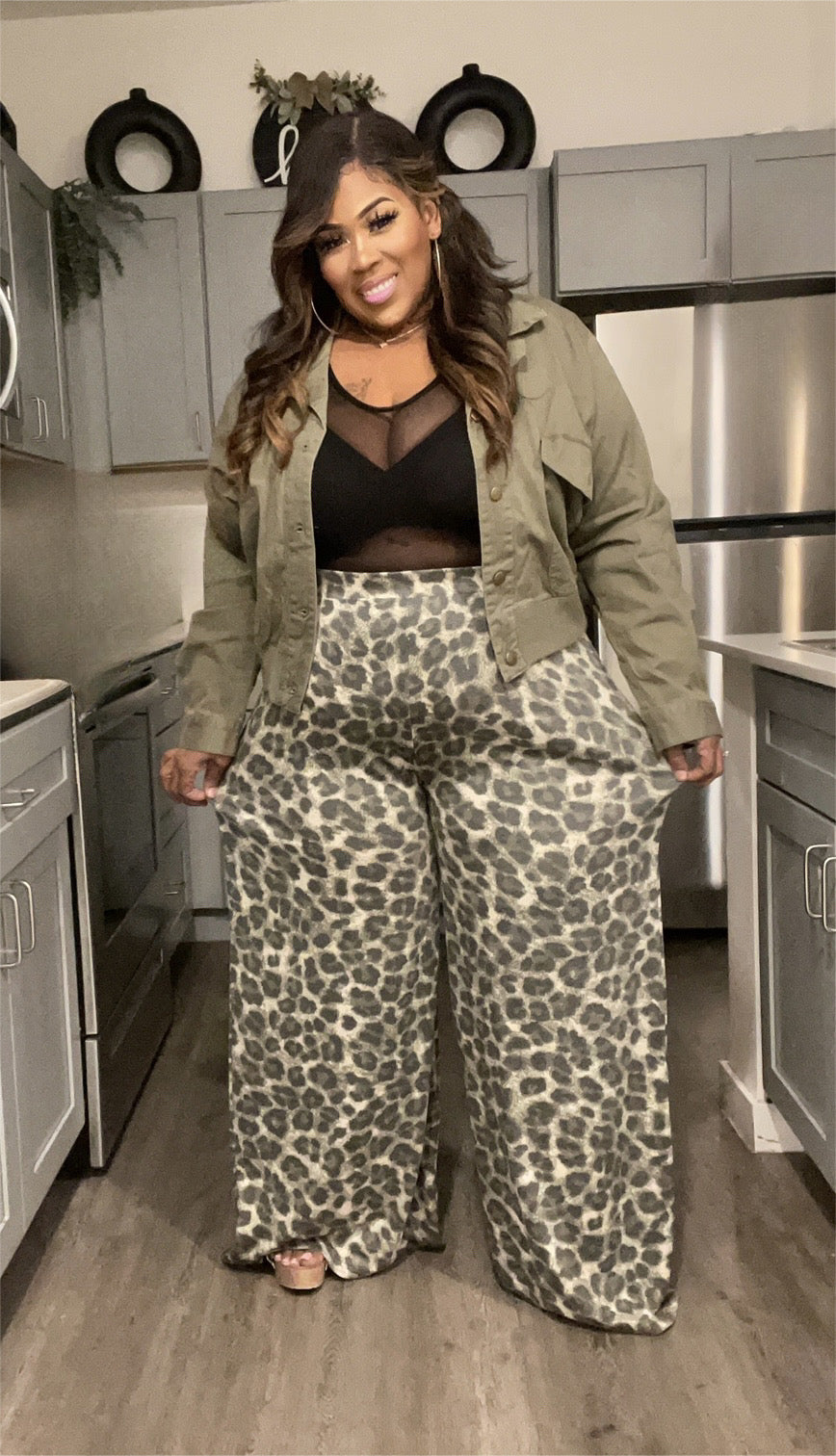 PLUS SIZE WIDE LEG ANIMAL PRINTED PALAZZO PANTS-OLIVE