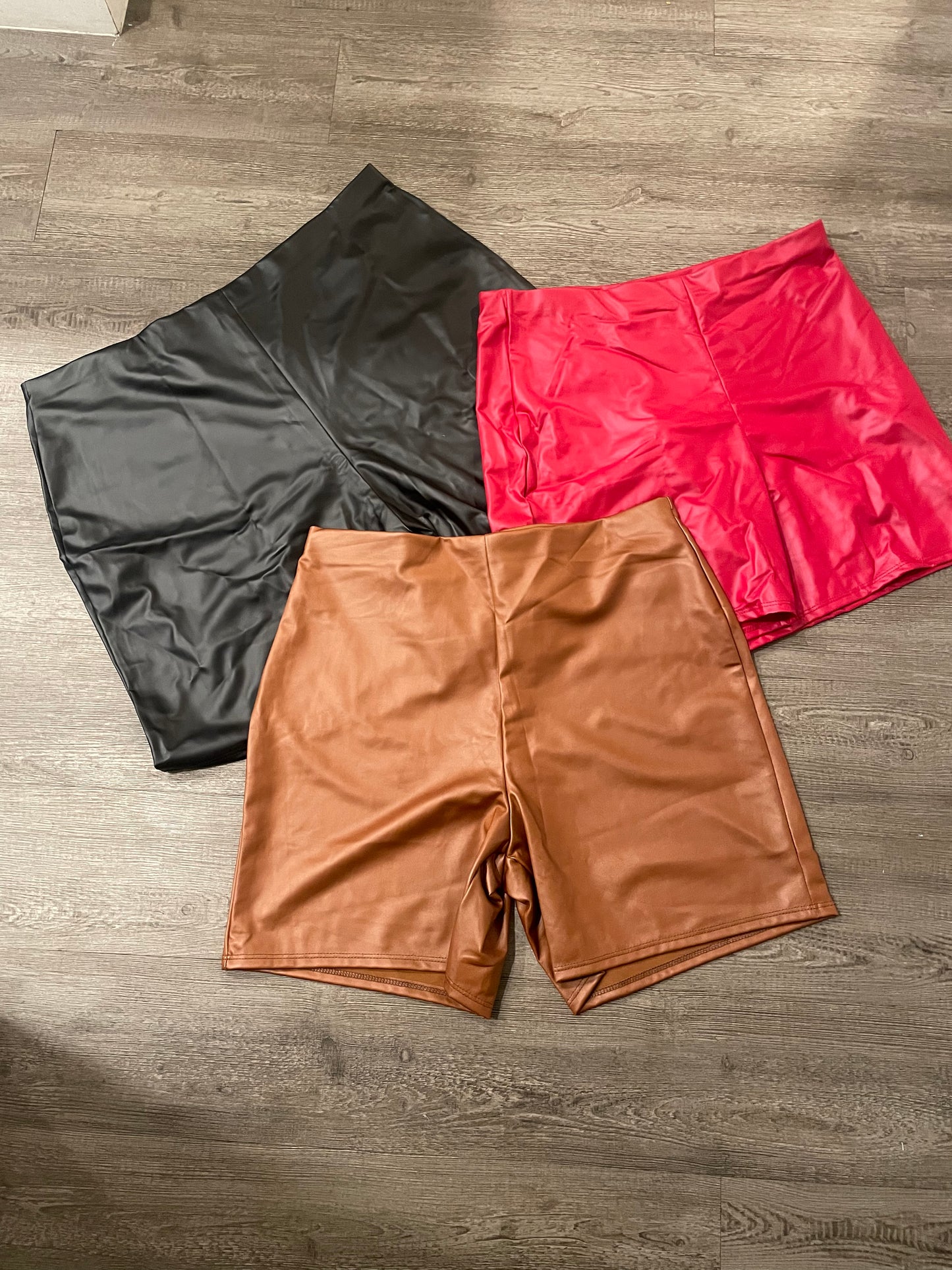 PLUS SIZE HIGHWAIST FAUX LEATHER SHORTS